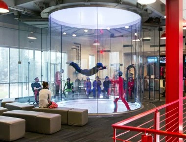 «Ελεύθερη πτώση» εσωτερικού χώρου: Δείτε το βίντεο από το πρωτότυπο αυτό άθλημα